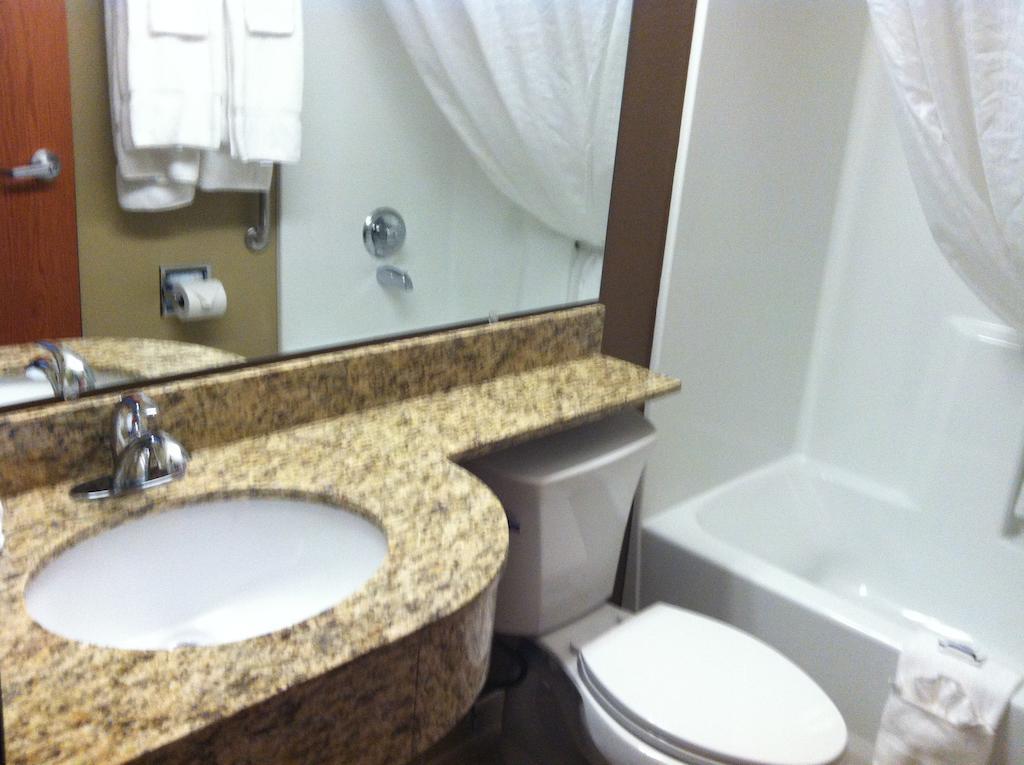 Microtel Inn & Suites Pleasanton Room photo